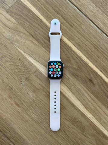Apple Watch 6 40mm roségoud beschikbaar voor biedingen