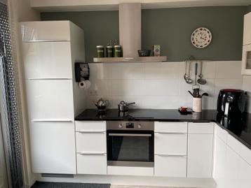 Witte keuken zwart composiet werkblad tegen vriendenprijsje beschikbaar voor biedingen