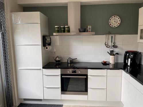 Witte keuken zwart composiet werkblad tegen vriendenprijsje, Huis en Inrichting, Keuken | Complete keukens, Gebruikt, Hoekkeuken