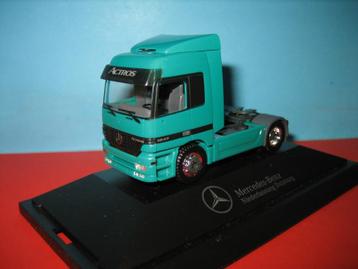 Truck  MERCEDES 1843 mintgroen  in PC-vitrine  Herpa beschikbaar voor biedingen
