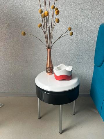 Space age bijzettafel met opbergvak beschikbaar voor biedingen