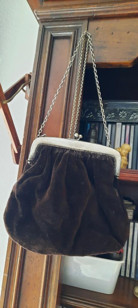 Antiek beugeltasje alpaca beugel ,bruinfluweel tas folklore., Antiek en Kunst, Antiek | Kleding en Accessoires, Ophalen of Verzenden