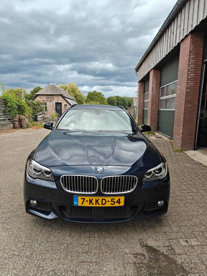 BMW 530i Touring M-Sport, Blauw metallic met beige leer, Auto's, BMW, Particulier, 5-Serie, 360° camera, ABS, Achteruitrijcamera