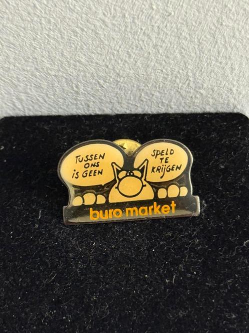 Tussen Ons Is Geen Speld Te Krijgen Pin (Buro Market), Verzamelen, Speldjes, Pins en Buttons, Gebruikt, Speldje of Pin, Overige onderwerpen