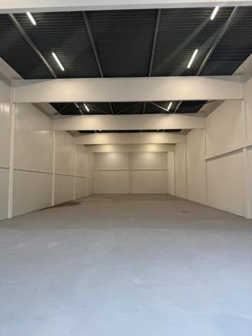 Grote hoge bedrijfshal van 500 m² uitbreidbaar tot 1000 m2 beschikbaar voor biedingen