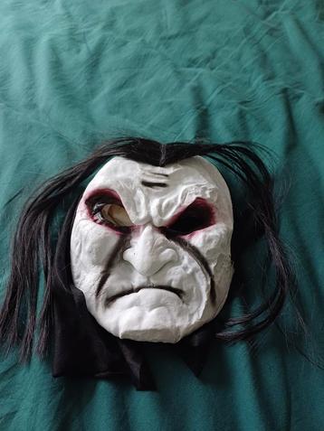 Halloweenmasker met synthetisch haar beschikbaar voor biedingen