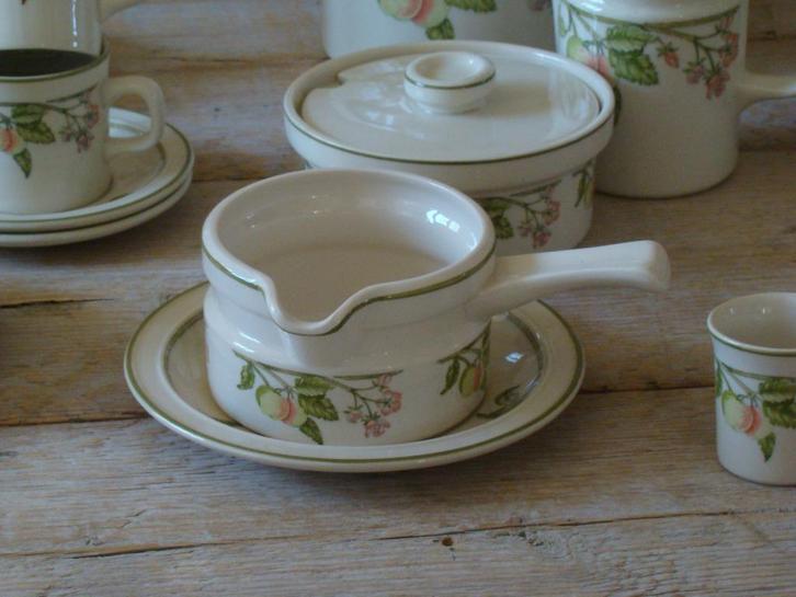 Servies, Engels, Wedgwood, WILD APPLE, zo goed als nieuw, Antiek en Kunst, Antiek | Servies los, Ophalen of Verzenden
