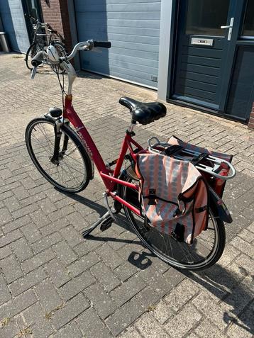 Rode Batavus fiets beschikbaar voor biedingen