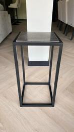 Plantentafel bijzettafel sokkel zwart staal natuursteen, Huis en Inrichting, Woonaccessoires | Zuilen en Pilaren, Ophalen, Gebruikt