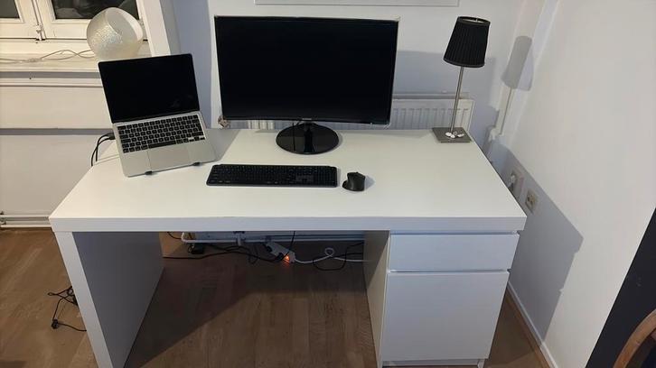 Ikea Malm Bureau/Desk, White, 140x65 cm Great Condition!, Huis en Inrichting, Bureaus, Zo goed als nieuw, Bureau, Ophalen