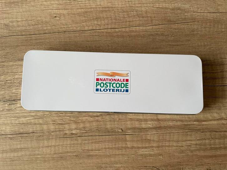 Postcode Loterij Blik - Delft Blauw, Verzamelen, Blikken, Zo goed als nieuw, Koek(jes), Overige merken, Ophalen of Verzenden