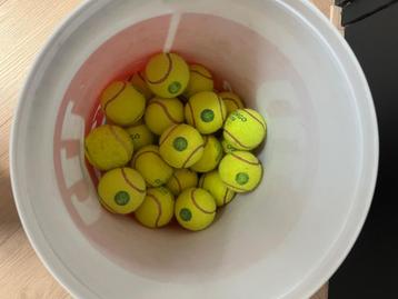 Tennis 32 groen ballen met emmer   beschikbaar voor biedingen