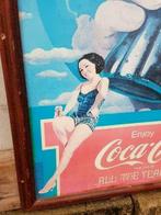 Vintage Coca Cola poster uit 1982, mooi ingelijst., Ophalen, Met lijst, A1 t/m A3, Reclame