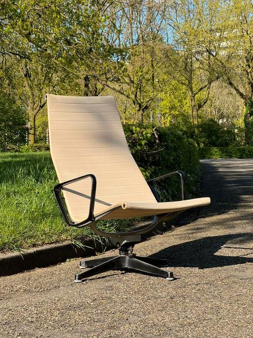 Herman Miller Eames EA124 Lounge Chair Beige, Huis en Inrichting, Fauteuils, Gebruikt, Leer, Metaal, 50 tot 75 cm, Minder dan 75 cm