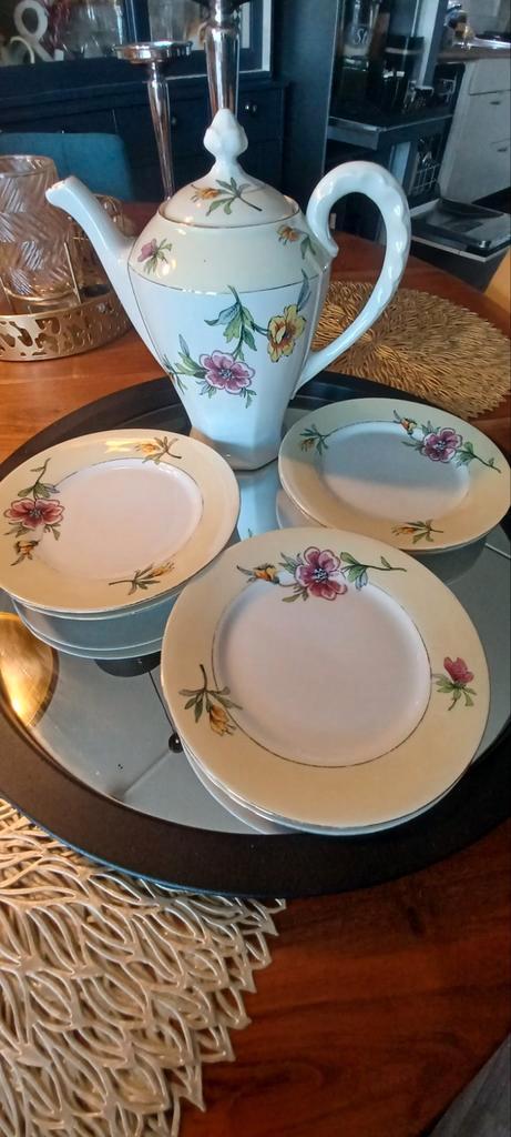 Sierlijke theepot + 6 gebaksbordjes van Koenigszelt Germany., Verzamelen, Porselein, Kristal en Bestek, Zo goed als nieuw, Overige typen