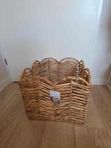 Grote rotan mand nieuw met prijskaartje  beschikbaar voor biedingen