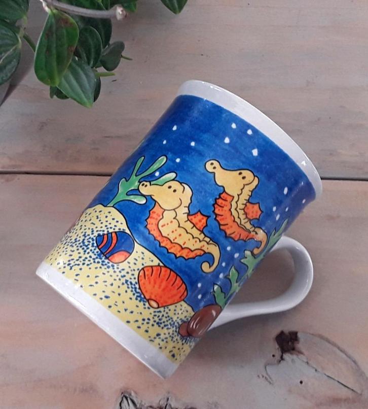 Beker / mok - zee - zeepaardjes - schelpen - duiken - zeebod, Huis en Inrichting, Keuken | Servies, Kop(pen) en/of Schotel(s)