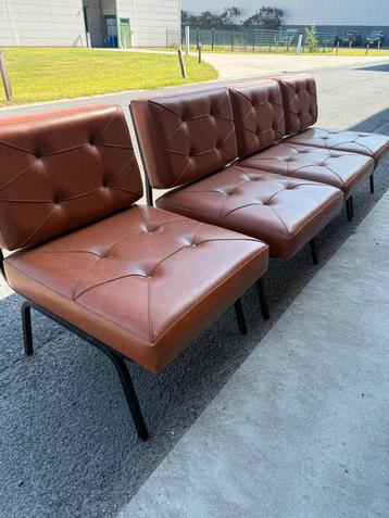 Vintage loungestoel beschikbaar voor biedingen