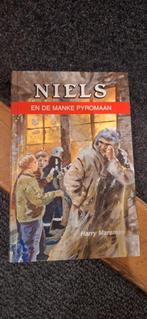 Niels en de Manke Pyromaan - Harry Marsman, Boeken, Ophalen of Verzenden, Gelezen, Harry Marsman, Fictie algemeen