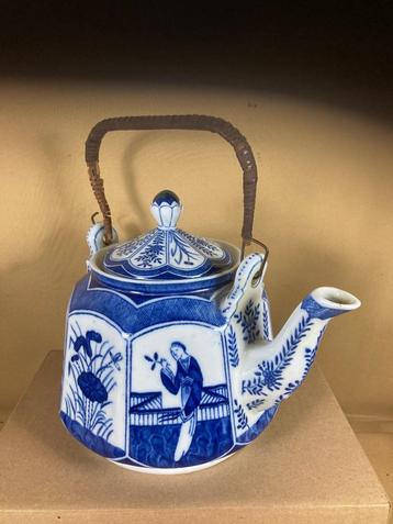 Chinees porseleinen theepot met lange lijzen beschikbaar voor biedingen