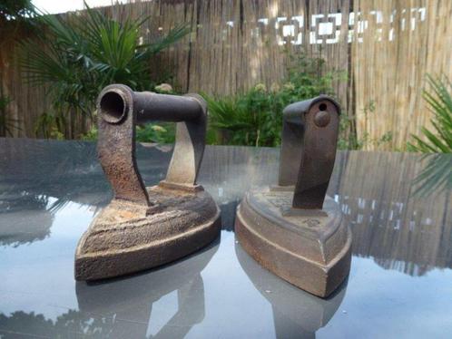 Twee antieke platte gietijzeren strijkijzers / kachtelbouten, Antiek en Kunst, Antiek | Overige Antiek, Ophalen of Verzenden