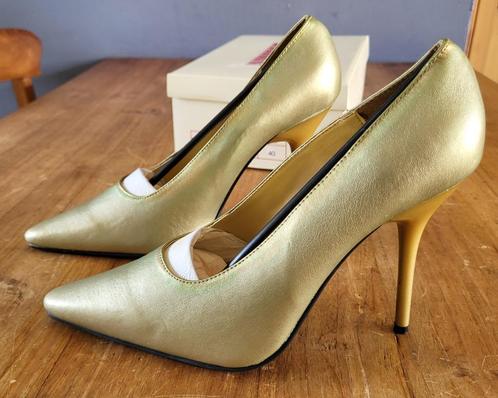 Ongedragen: gouden pumps van Aurora, maat 40. Naaldhakken, Kleding | Dames, Schoenen, Nieuw, Pumps, Overige kleuren, Ophalen of Verzenden