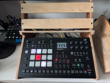 Elektron Analog Rytm MKII + Stand & Decksaver beschikbaar voor biedingen