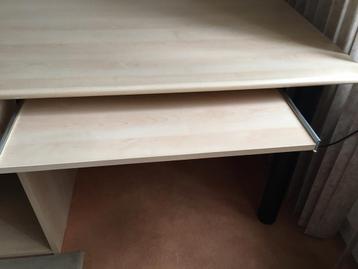 Mooi blankeiken bureau beschikbaar voor biedingen