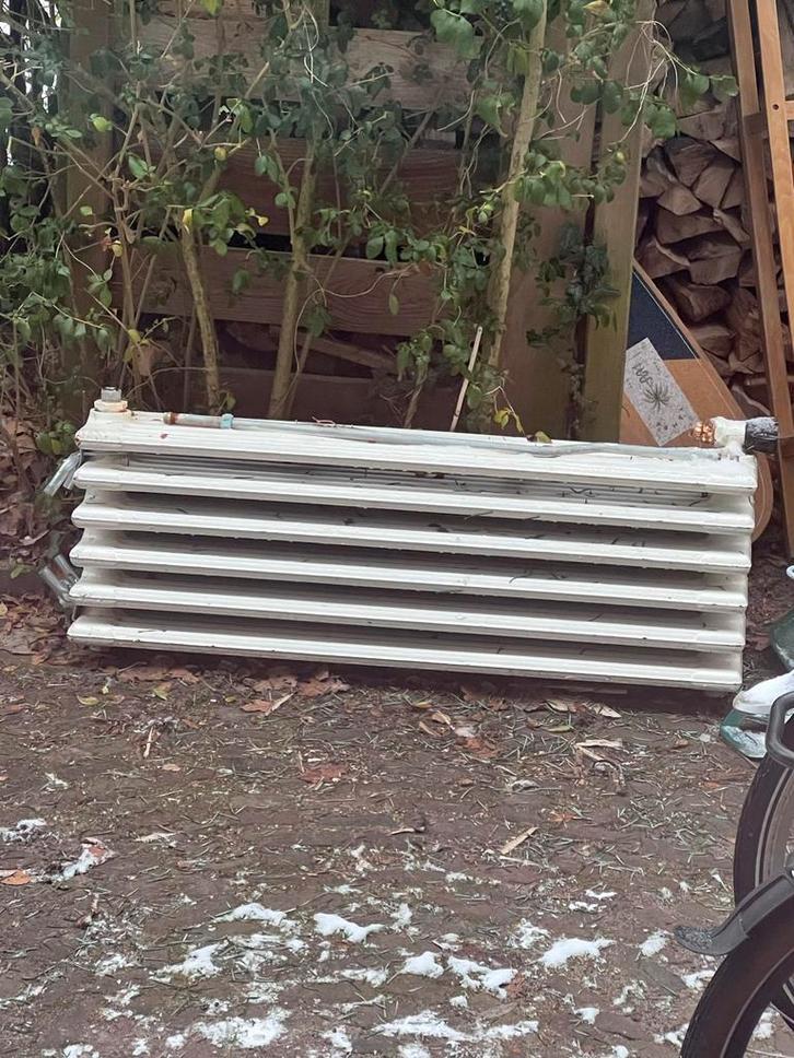 Antieke gietijzeren radiator (1910), Doe-het-zelf en Verbouw, Verwarming en Radiatoren, Gebruikt, Radiator, 800 watt of meer, 30 tot 80 cm