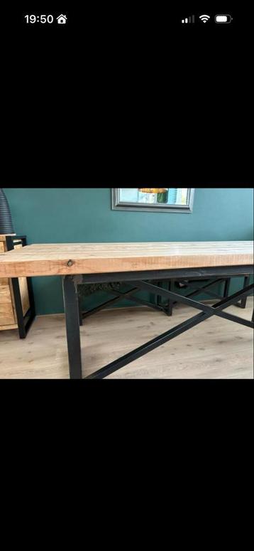 Houten tafel met bank