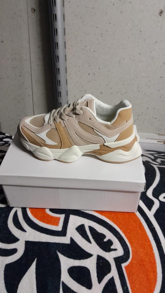 Mooie Sneakers, Kleding | Dames, Schoenen, Ophalen of Verzenden, Nieuw, Beige, Sneakers of Gympen