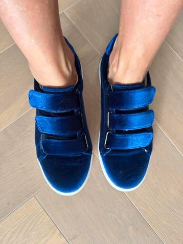 Fluwel sneaker beschikbaar voor biedingen