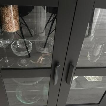 Kast met glazen deuren