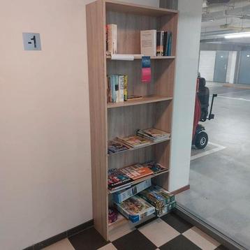 Mooie Boekenkast beschikbaar voor biedingen