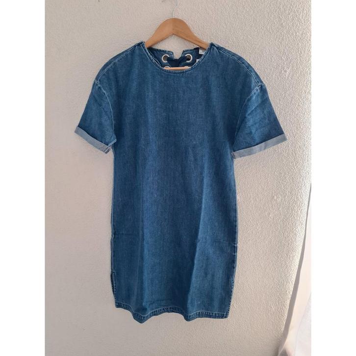 Blauwe denim spijkerjurk met strik detail van H&M maat 36, Kleding | Dames, Jurken, Nieuw, Maat 36 (S), Blauw, Boven de knie, Verzenden