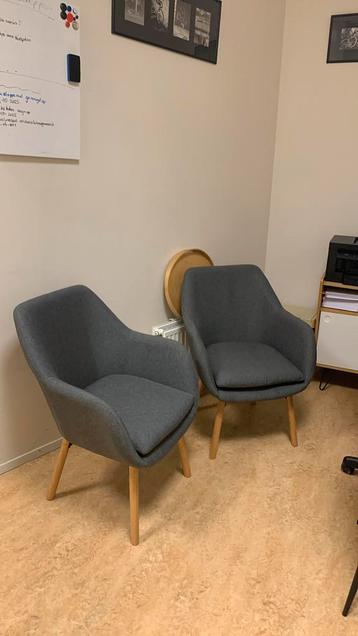 Twee grijze stoelen/fauteuils