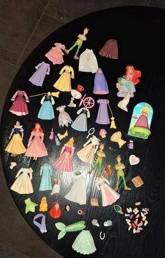 Disney mini figuren met heel vele jurkjes en heel veel extra beschikbaar voor biedingen