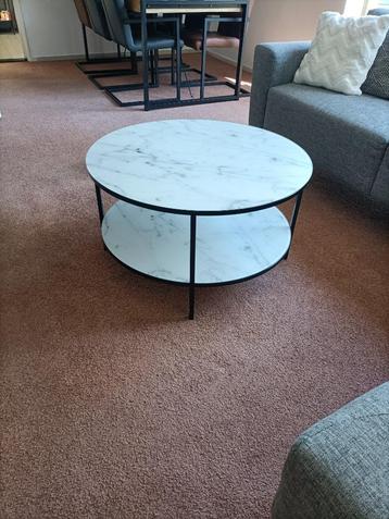 Glazen bijzet tafel beschikbaar voor biedingen