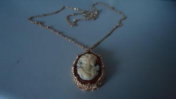 goud vergulde ketting met camee hanger  beschikbaar voor biedingen