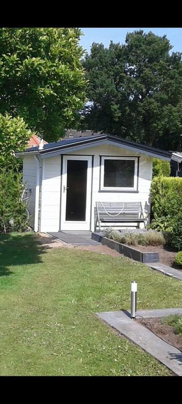 Tuinhuisje van kunststof met dakpannen  beschikbaar voor biedingen
