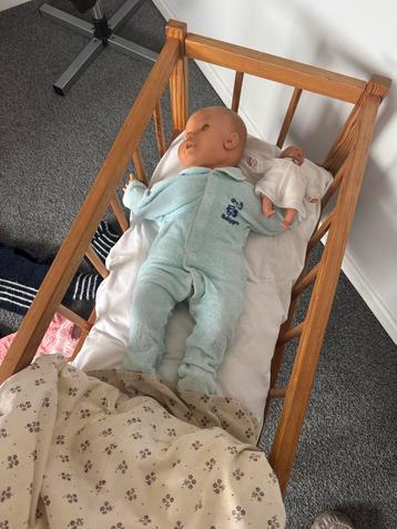 Poppenbedje met pop en kleertjes beschikbaar voor biedingen