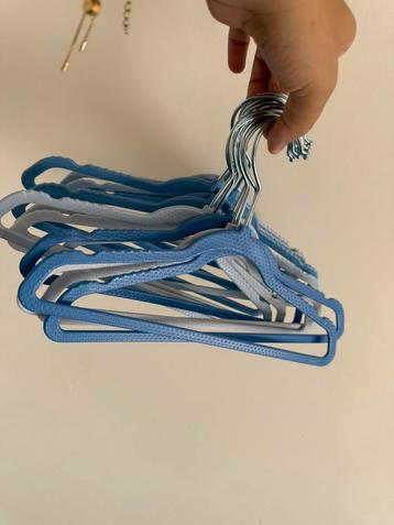 Gratis babyhangers beschikbaar voor biedingen