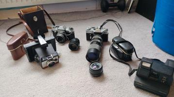 Verzameling analoge camera' s, lensen en polaroids  beschikbaar voor biedingen