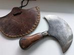 Oud leer/zadelmakersmes in leren schede., Antiek en Kunst, Antiek | Gereedschap en Instrumenten, Ophalen of Verzenden