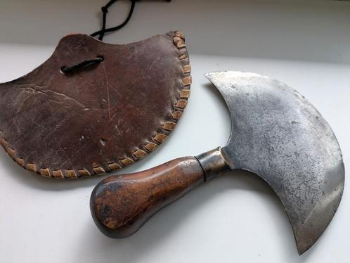 Oud leer/zadelmakersmes in leren schede., Antiek en Kunst, Antiek | Gereedschap en Instrumenten, Ophalen of Verzenden