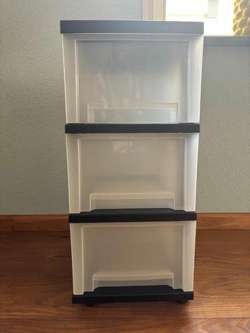 Kunsstof ladekastjes beschikbaar voor biedingen