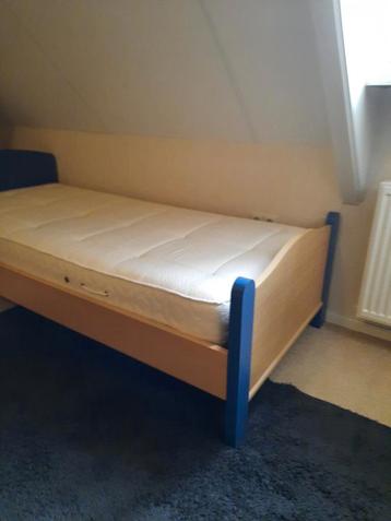 Bed met matras en bijpassend bureau. +ladenblok.  beschikbaar voor biedingen