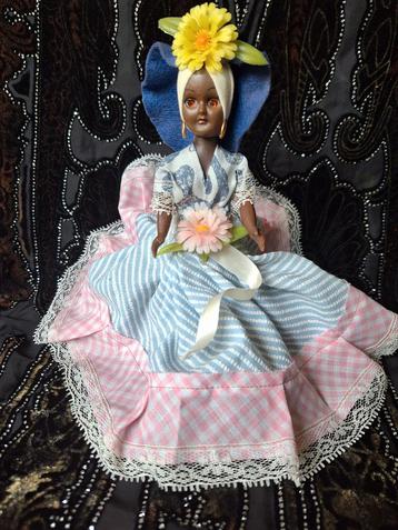 Vintage Pop met Kleurrijke Jurk uit Aruba. beschikbaar voor biedingen