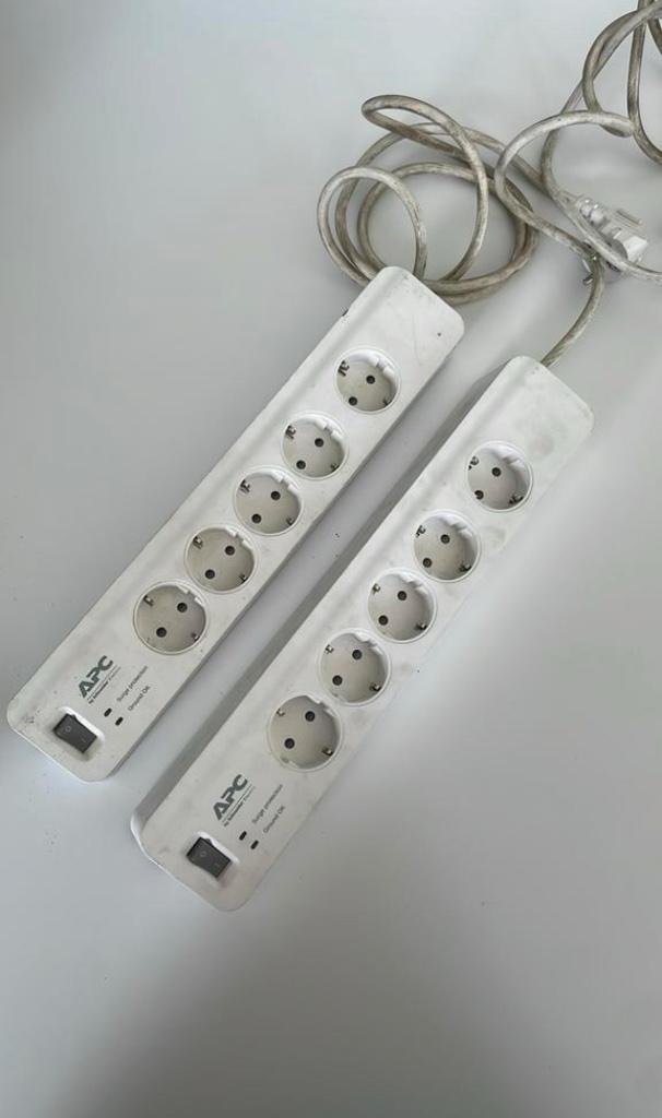 Set van 2 stekkerdozen met overspanningsbeveiliging, Doe-het-zelf en Verbouw, Elektra en Kabels, Gebruikt, Stopcontact, Ophalen of Verzenden