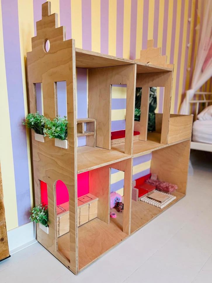 Prachtig poppenhuis Barbie van hout, Kinderen en Baby's, Speelgoed | Poppenhuizen, Zo goed als nieuw, Poppenhuis, Ophalen